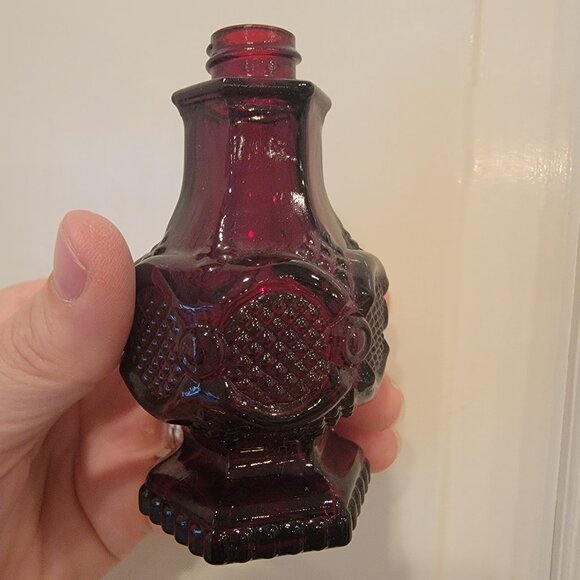 Avon's 1876 Cape Cod ruby red glass salt & pepper shakers - Picture 4 of 8